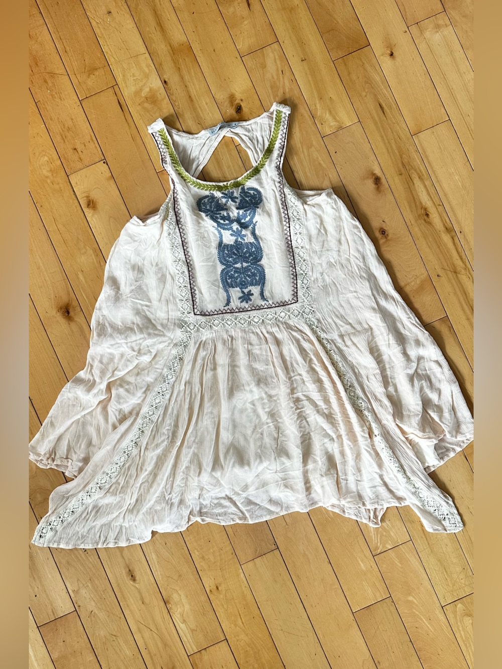Paper Crane White Cotton Embroidered Tunic with embroidered Accent